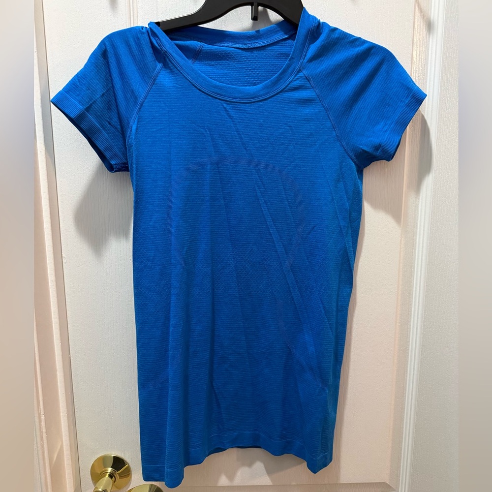 Lululemon Poolside Blue Swiftly Tech Short Sleeve 2.0 Hip Length. Size 6.